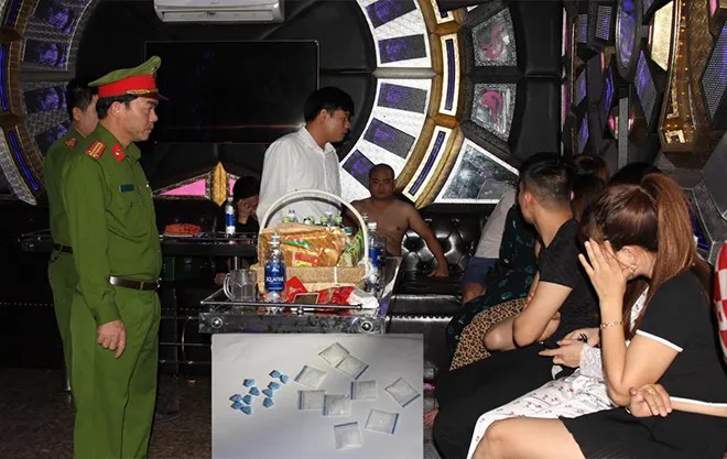 23 thanh niên vào quán karaoke để bay lắc