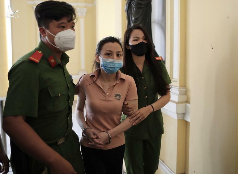 Bà trùm sụt 50 kg ngày ra tòa sau 2 năm sát hại Quân “xa lộ”