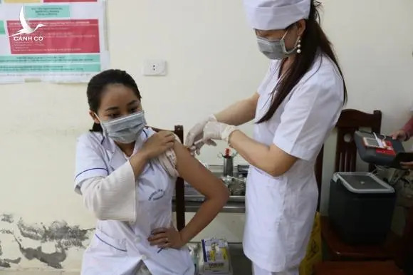 Bắt đầu tiêm vaccine ngừa Covid-19 ở điểm nóng Bắc Giang, Bắc Ninh