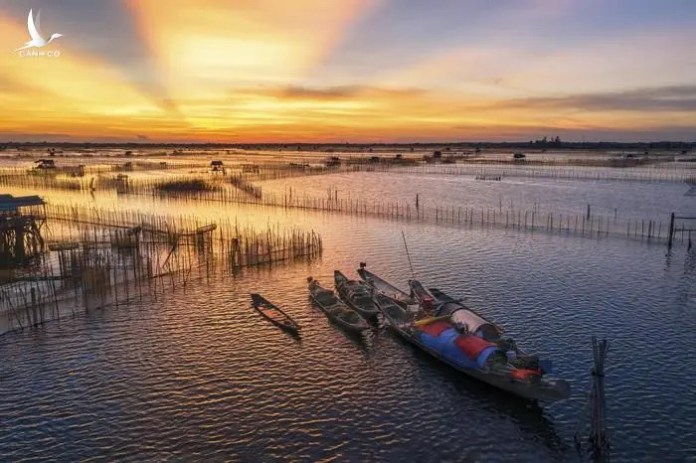 Bầu trời đổi màu trong khoảnh khắc ngư dân bắt đầu ngày mới ở xứ Huế