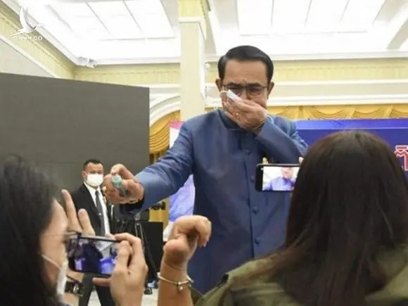 Bị hỏi xoáy, thủ tướng Thái Lan bất ngờ xịt nước rửa tay vào mặt phóng viên
