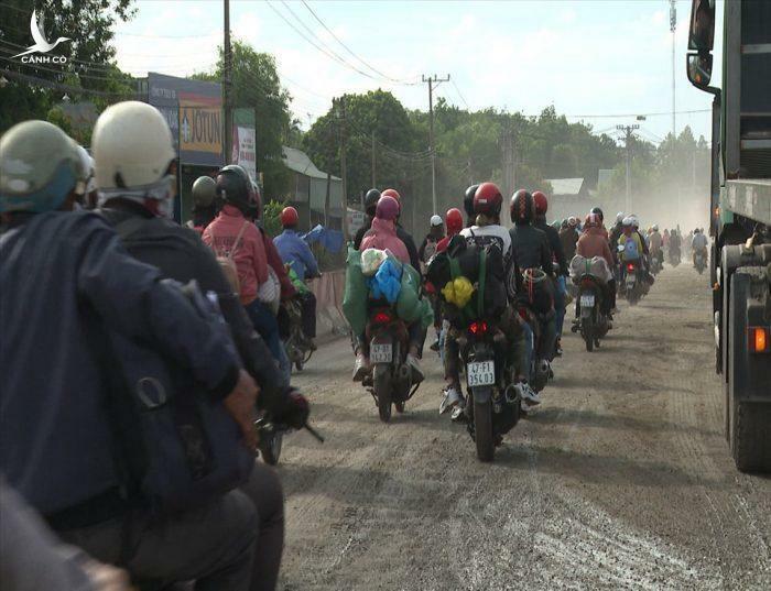 Bình Phước dùng xe chuyên dụng dẫn đường người dân về Tây Nguyên qua địa bàn