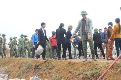 Bộ đội xây tường rào bảo vệ sân bay Miếu Môn