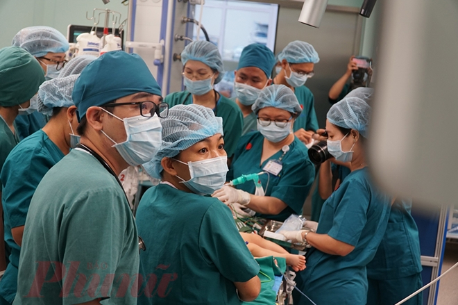 Ca đại phẫu tách rời cặp song sinh phức tạp nhất Việt Nam đã thành công