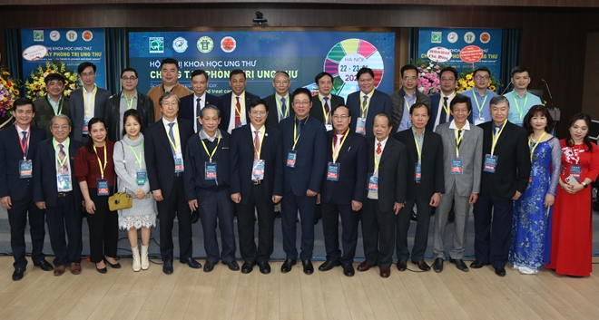 Các chuyên gia đầu ngành Việt Nam cập nhật kiến thức phòng, trị ung thư mới