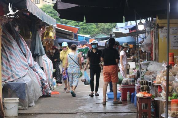 Cảnh người Hà Nội đi chợ ở ‘vùng xanh’ không cần giấy đi đường và phiếu