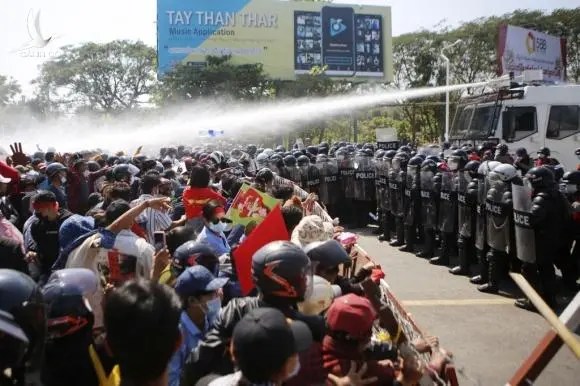Cảnh sát Myanmar bắn đạn cao su giải tán biểu tình