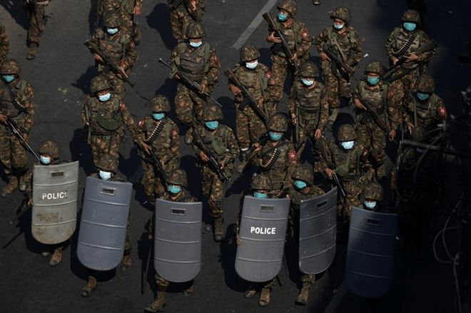 Cảnh sát Myanmar dùng lựu đạn gây choáng giải tán biểu tình