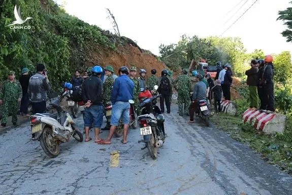 Cấp cứu 7 nạn nhân sạt lở đất ở Nam Trà My