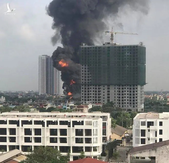 Cháy cực lớn kèm nhiều tiếng nổ ở kho hóa chất tại Hà Nội