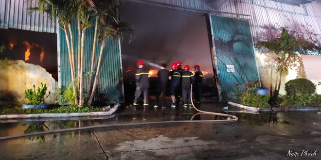 Cháy lớn thiêu rụi nhà kho ở khu công nghiệp Phú Bài