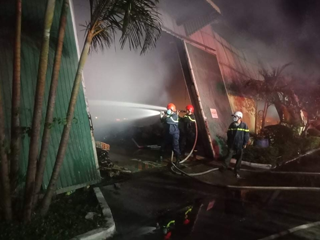 Cháy lớn thiêu rụi nhà kho ở khu công nghiệp Phú Bài