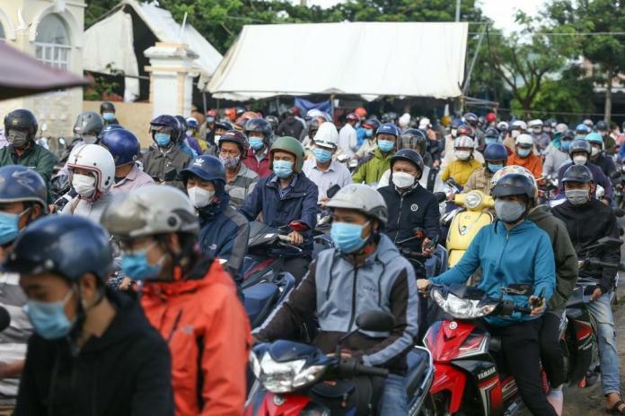 Chốt kiểm soát giữa Đà Nẵng và Quảng Nam chật kín người dân đi lại
