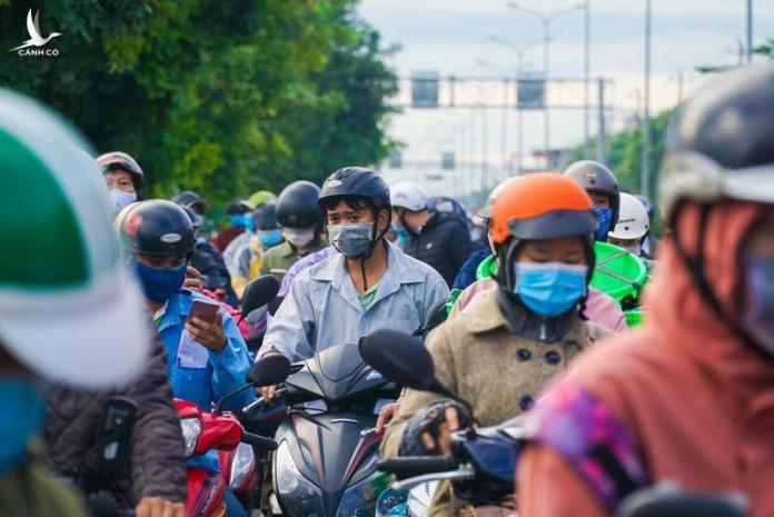 Chốt kiểm soát giữa Đà Nẵng và Quảng Nam chật kín người dân đi lại