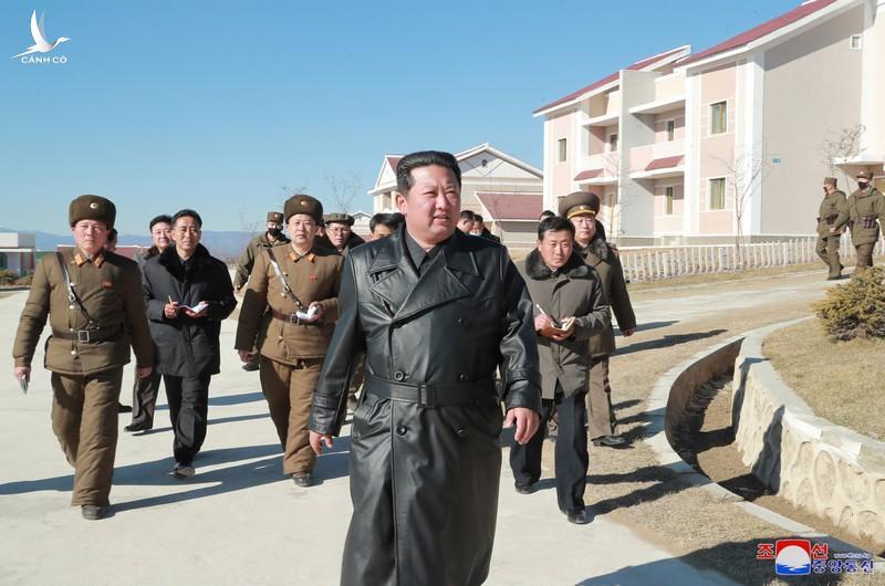 Chủ tịch Kim Jong-un tái xuất sau hơn 1 tháng vắng bóng