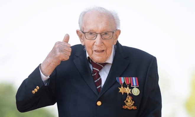 Cựu binh 100 tuổi đi bộ gây quỹ chống COVID-19 trở thành Hiệp sĩ Anh