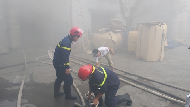 Dập tắt đám cháy trong khu công nghiệp Hòa Cầm
