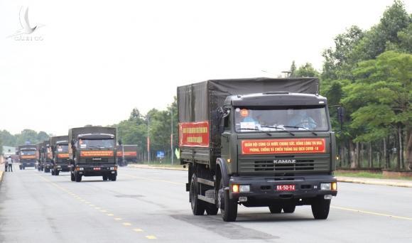 Đoàn xe chở 50 tấn rau, củ của Quân khu 9 lên đường hỗ trợ người dân TP.HCM