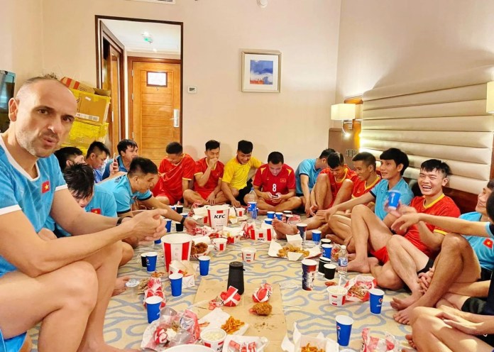 Đội tuyển Futsal Việt Nam về nước trong ngập tràn lời chúc mừng