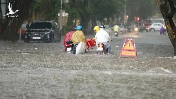 Đường phố Hà Nội ngập sâu sau cơn mưa lớn