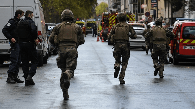 Hai người trọng thương trong vụ đâm dao ở Paris