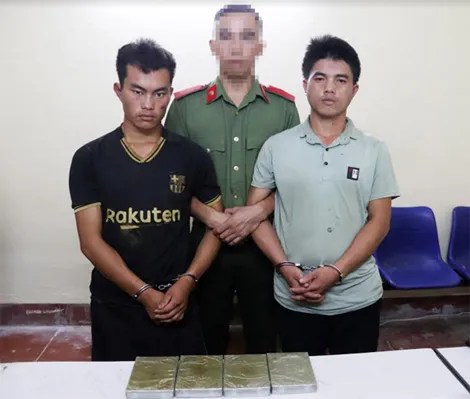 Hai thanh niên lên biên giới mua 4 bánh heroin