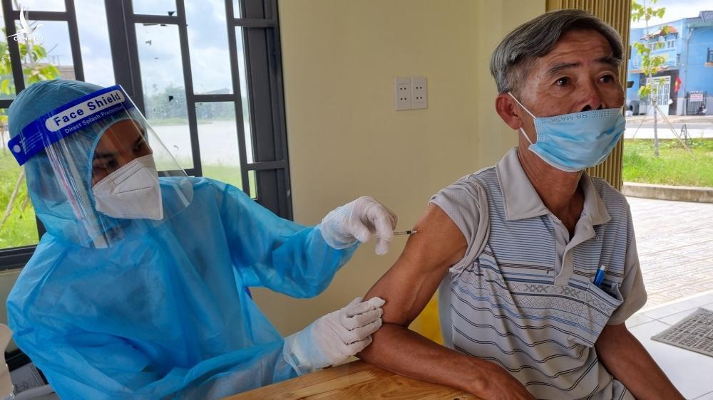Hàng chục ngàn người dân tiêm vắc xin Sinopharm