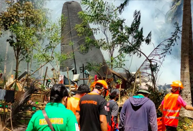 Hiện trường thương tâm vụ rơi máy bay quân sự tại Philippines