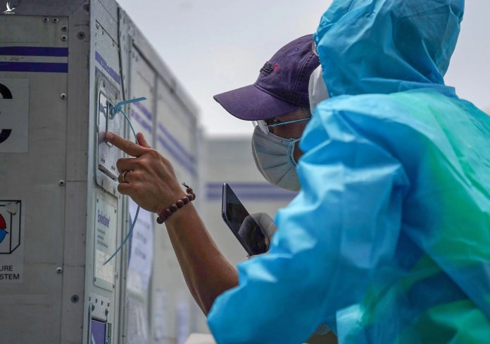 Hình ảnh lô vaccine Covid-19 nhập khẩu đầu tiên về tới Việt Nam