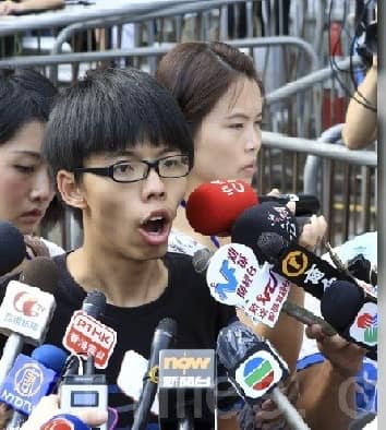 Hoàng Chí Phong bị áp giải đến trụ sở cảnh sát
