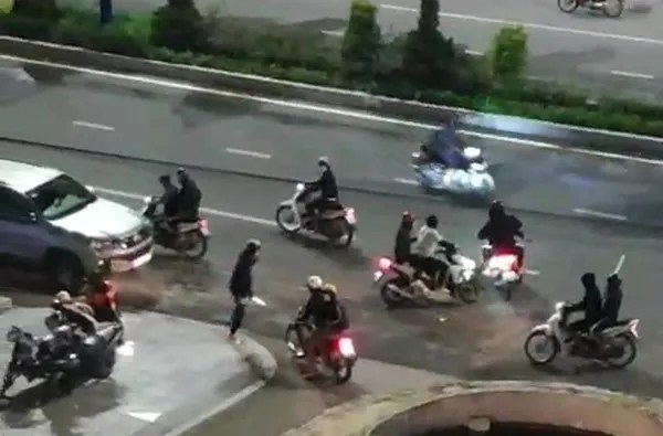 Hoảng vía nhìn cảnh nhóm thanh niên dùng hung khí chặt chém xe máy