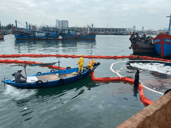 Khẩn cấp xử lý sự cố tràn dầu tại âu thuyền và cảng cá Thọ Quang