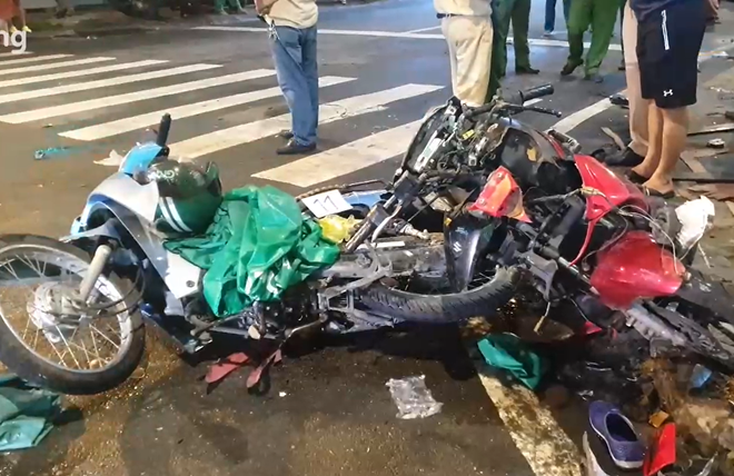 Không có người tử vong trong vụ xe Camry “lùa” xe máy dừng đèn đỏ