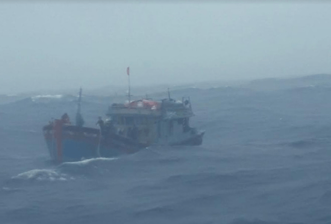 Kịp thời cứu 14 ngư dân Quảng Ngãi bị nạn trên biển