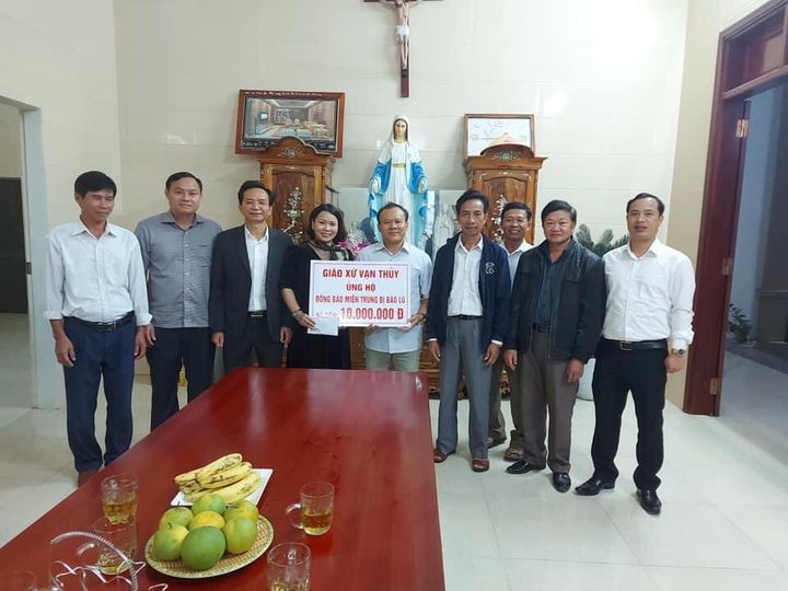 Linh mục Phan Văn Thắng và bà con giáo xứ Vạn Thuỷ (xã Quỳnh Hưng, Quỳnh Lưu, Nghệ An) ủng hộ đồng bào miền Trung bị thiệt hại do mưa lũ