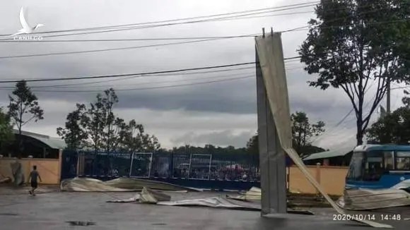 Lốc xoáy kinh hoàng làm sập nhà xưởng Khu Công nghiệp Tân Hương, Tiền Giang