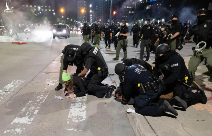 Máu đổ, bạo lực, cướp bóc leo thang giữa làn sóng biểu tình tại Mỹ
