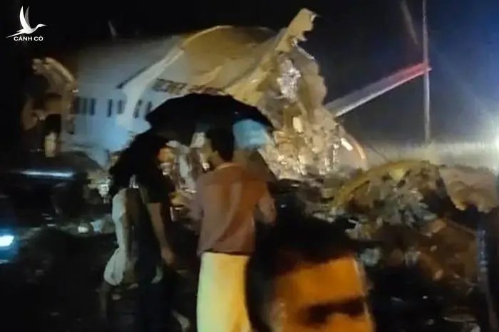 Máy bay chở gần 200 người rơi xuống vực, vỡ làm đôi