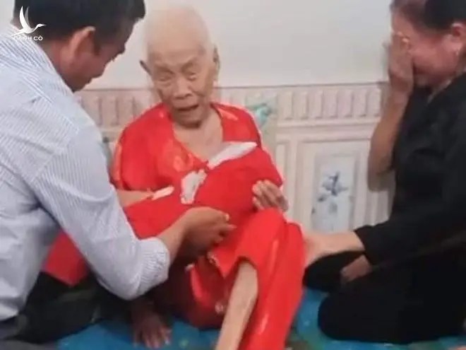 Mẹ Việt Nam anh hùng 110 tuổi  khóc òa đón hài cốt con trở về sau nửa thế kỷ
