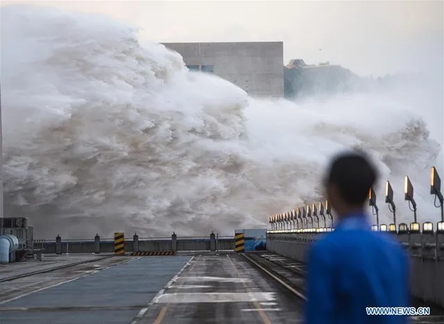 Mực nước hồ chứa đập Tam Hiệp cao kỷ lục, Trung Quốc phải phá đê xả lũ