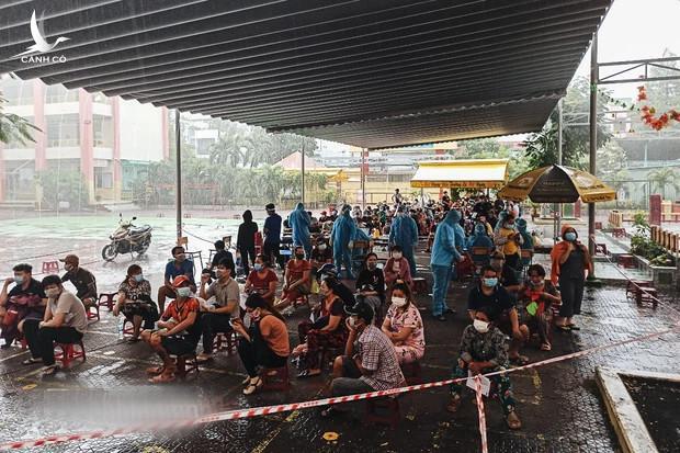 Người dân đội nắng, đội mưa đi tiêm vaccine Vero Cell của Sinopharm