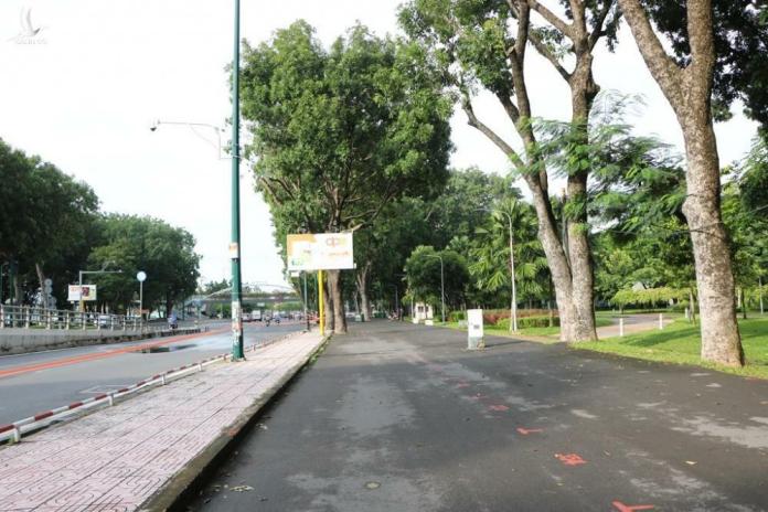 Người dân “vùng xanh” ở TPHCM bắt đầu ra công viên tập thể dục trở lại