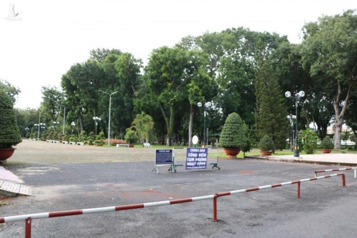 Người dân “vùng xanh” ở TPHCM bắt đầu ra công viên tập thể dục trở lại