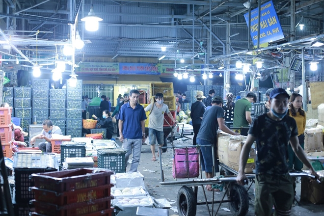 Người lao động xuyên đêm tại chợ đầu mối Long Biên