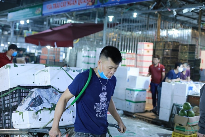 Người lao động xuyên đêm tại chợ đầu mối Long Biên