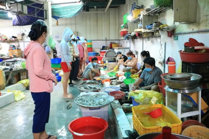 Người Sài Gòn xếp hàng đi chợ trước giờ giãn cách theo chỉ thị 16