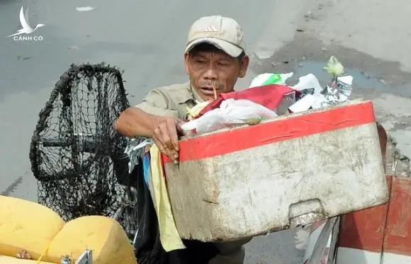 Người thương binh mỗi ngày vớt hàng trăm kg rác “giải cứu” dòng kênh