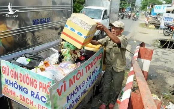 Người thương binh mỗi ngày vớt hàng trăm kg rác “giải cứu” dòng kênh