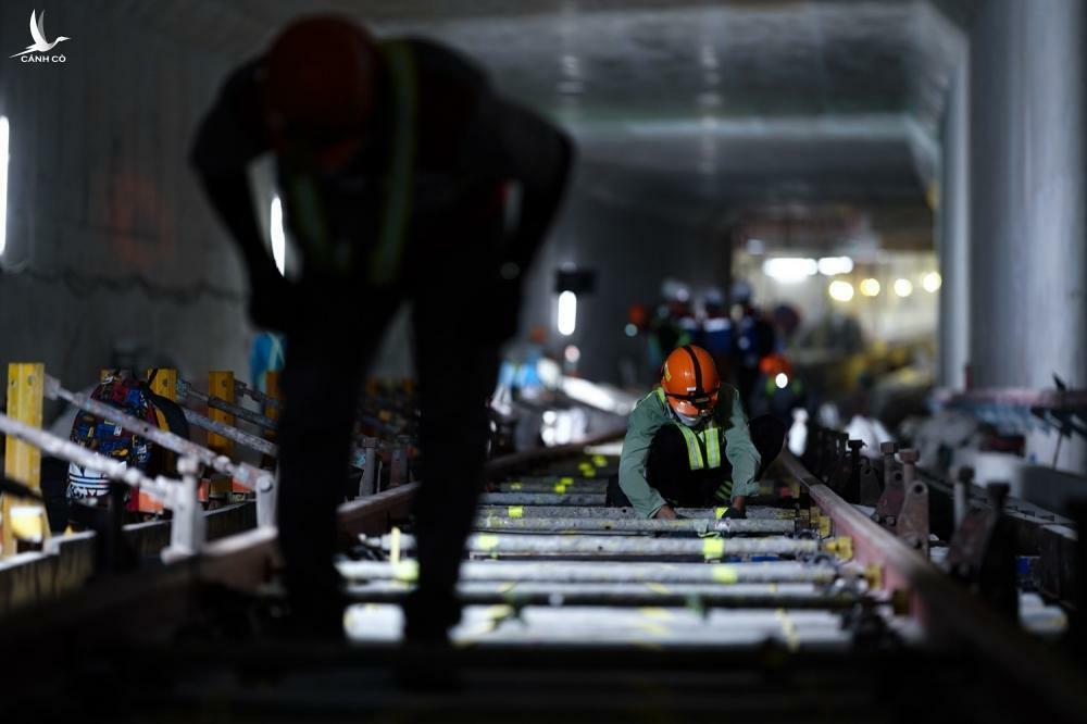 Những ray ngầm cuối cùng của tuyến Metro số 1 được lắp đặt
