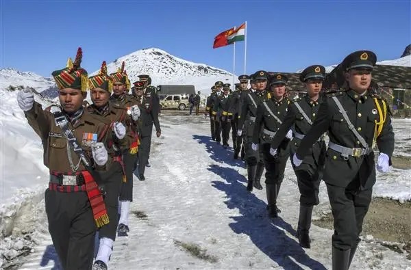 (NÓNG TUẦN QUA) 60.000 lính Trung Quốc xuất hiện gần Ấn Độ; Nga-phương Tây leo thang căng thẳng